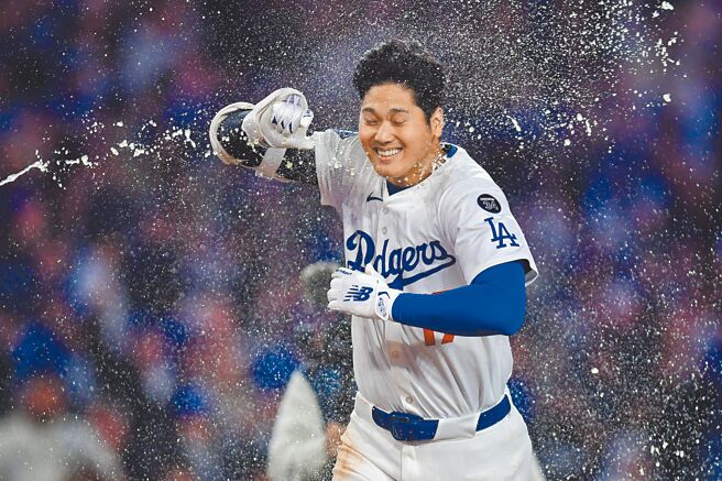 大谷翔平对勇士击出再见全垒打，跑回本垒前被道奇队友泼水庆祝。（路透）