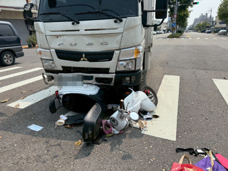 清明節悲劇！台中貨車「忽視紅燈」直闖 女騎士遭撞慘死