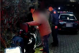 苗栗男闖紅燈拒檢蛇行 撞警車遭壓制！包包搜出安非他命