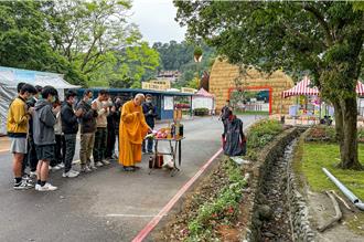 綠博小火車撞死人 駕駛6萬交保！家屬招魂：縣府應負最大責任