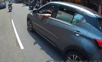 彰化人氣炸！四輪大爺「開窗叼菸」囂張違停 網怒：路像他家的