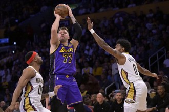 NBA》「三巨頭」合力貢獻92分 湖人退鵜鶘回升西區第3