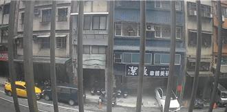 運將吃安眠藥還酒駕 跨雙黃線逆向猛撞路邊小客車