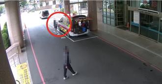 高雄救護車遭竊！女子醫院急診室開走 沿途後車門敞開