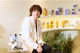 李洪基突现身台北街头！ 逾200人围观他「帮粉丝护髮」