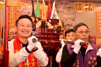 桃园飞辇轿传承百年文化 苏俊宾亲赠画作给福海宫