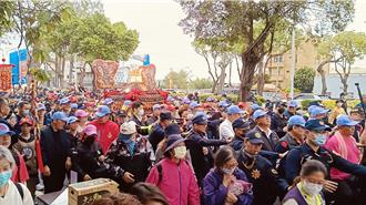 88歲嬤坐輪椅參加大甲媽遶境！信徒合力「達成鑽轎腳心願」