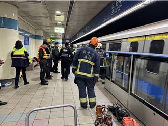 新北府中捷運站落軌！ 女子「攀爬月台門」被撞命危