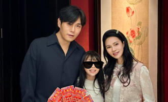 「和秦昊各过各的」伊能静回应了 快90岁母飞上海一起吃饭