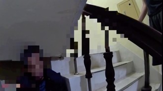 空姐夜歸驚見流浪漢睡梯間 警遲到40分鐘「溫柔勸離」住戶氣炸