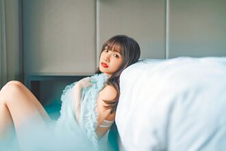 小迪拍性感写真转大人 拚事业盼为港争光