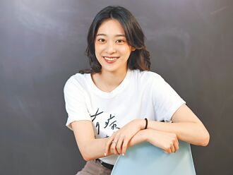 江齐忆高中纯爱 男友为她湿身挡雨好浪漫