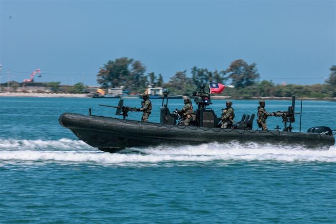  海军陆战队日前进行海、陆上戒护兵力演练，其中，海上戒护任务由两栖侦搜大队水中爆破中队队员，驾驶M109特战突击艇，实施防御性布雷戒护；陆上则由防空警卫群戒护1营，执行戒护「机动飞弹车组」，期透过快速机动与精准部署，达到「攻守兼备、机动战力」目标。（记者谢承宏摄）