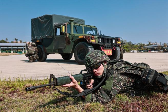  海军陆战队日前进行海、陆上戒护兵力演练，其中，海上戒护任务由两栖侦搜大队水中爆破中队队员，驾驶M109特战突击艇，实施防御性布雷戒护；陆上则由防空警卫群戒护1营，执行戒护「机动飞弹车组」，期透过快速机动与精准部署，达到「攻守兼备、机动战力」目标。（记者谢承宏摄）