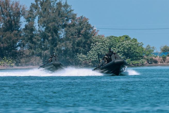  海上戒护由海军两栖侦搜大队负责执行，运用 M109特战突击艇执行防御性布雷戒护，以应对敌情威胁。（记者谢承宏摄）