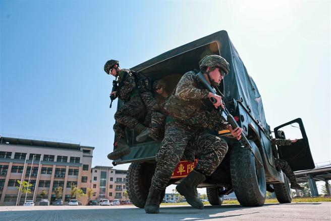  海军陆战队防空警卫群戒护1营负责随伴掩护、路线侦查及阵地安全等警戒任务，维护重要目标安全。（记者谢承宏摄）