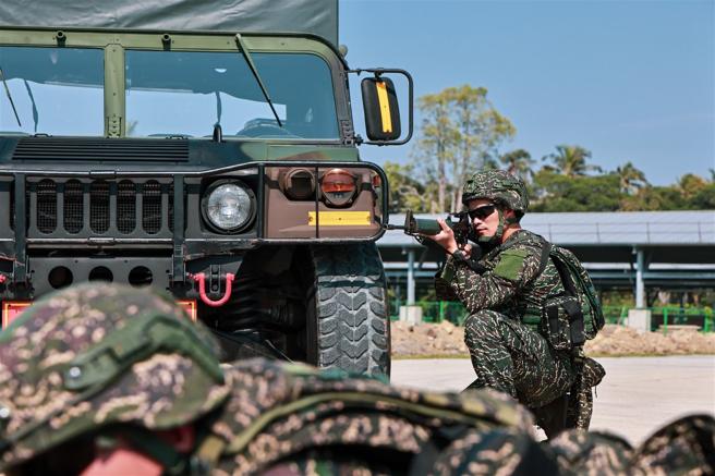  海军陆战队防空警卫群戒护1营执行警戒任务，弥补近战防御罅隙。（记者谢承宏摄）