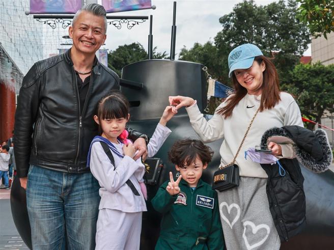 民眾林先生一家。（記者謝承宏攝）