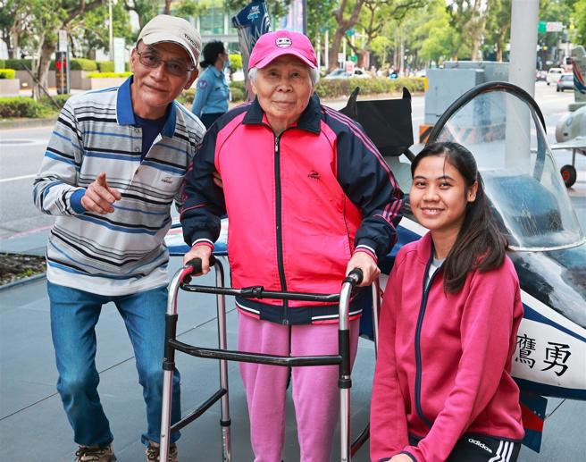 民眾黃先生一家。（記者謝承宏攝）