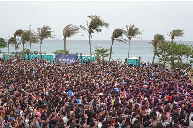 台湾祭歌迷人潮挤爆垦丁，传出有疑似性侵事件，警方查证后表示是误传。（资料画面／罗琦文屏东传真）