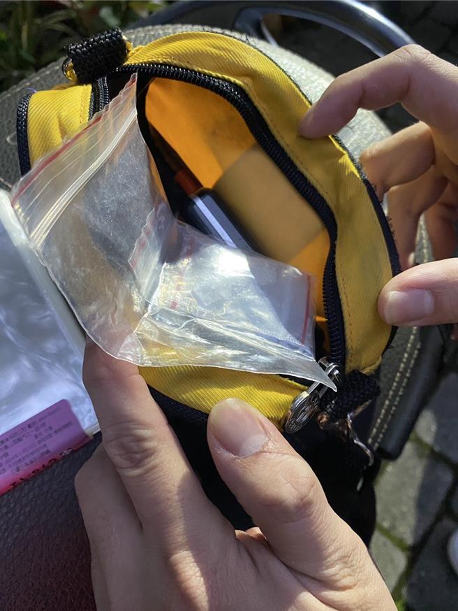 警方于男子随身包内查获安非他命2包，依法送办。（读者提供／吕丽甄苗栗传真）