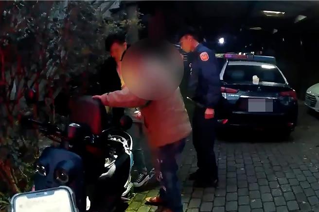 苗栗三义46岁刘男与友人共乘机车闯红灯，后座未戴安全帽遭警拦查，刘男拒检沿途蛇行逆向，最终驶入死巷并衝撞警车，导致自摔倒地遭逮。（读者提供／吕丽甄苗栗传真）