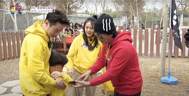 吴宗宪（右）无意间吓到吴东谚的儿子。（《综艺玩很大》提供）