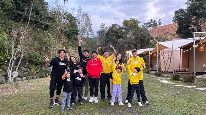 江振恺Terry（左起）、贝童彤、谢坤达、吴宗宪、林柏升（KID）、黄小柔、吴东谚。（《综艺玩很大》提供）