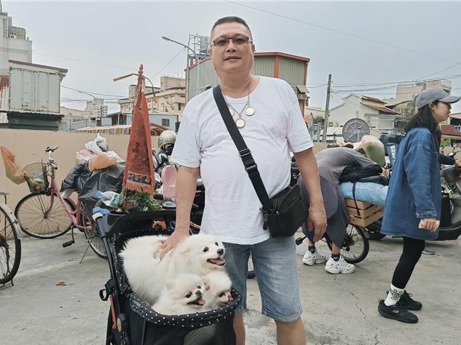 来自永和的萧金台参与大甲妈祖遶境约10年，他不只号召女儿一起参与，更带着家中3只狗宝贝一起出门，前排左方的狗宝贝陪他走了8年、右方走了5年，后方则走了3年。（叶静美摄）