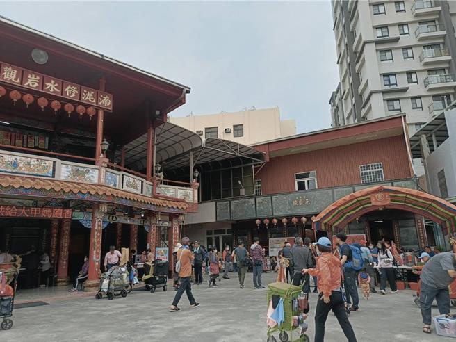 大甲妈祖昨（4）日晚间起驾，9天8夜遶境进香活动正式展开，许多香客已进入彰化县境，彰化市湳浘修水岩也开放让信眾在此稍事休息后再出发。（叶静美摄）