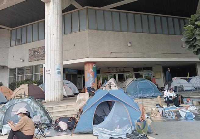 彰化县政府大楼进行耐震补强工程而暂停开放中庭供民眾入内休息，但仍有开放化粧室，不少信眾选择在县府前广场搭帐篷休息。（叶静美摄）