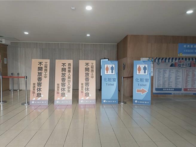 彰化县政府大楼进行耐震补强工程而暂停开放中庭供民眾入内休息，但仍有开放化粧室，不少信眾选择在县府前广场搭帐篷休息。（叶静美摄）