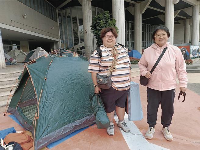 来自台中的张姓民眾（右）表示，今年选择在县府前广场搭帐篷休息，因县府仍有开放化粧室，觉得还是很方便的。（叶静美摄）