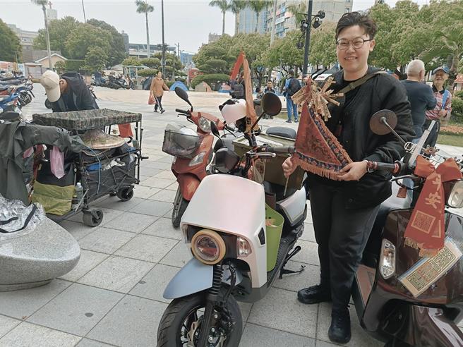 洪姓民眾表示，8年前首次骑脚踏车全程参与大甲妈遶场，让他想通很多事情，跟妈祖祈求的愿望也有达成，让他持续至今。（叶静美摄）