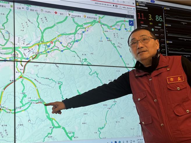 美国总统川普宣布对台课徵关税32％，行政院对此祭出880亿协助方案，但新北市长侯友宜批评这是杯水车薪。图为侯友宜3日听取新北市连假交通状况简报。（柯毓庭摄）