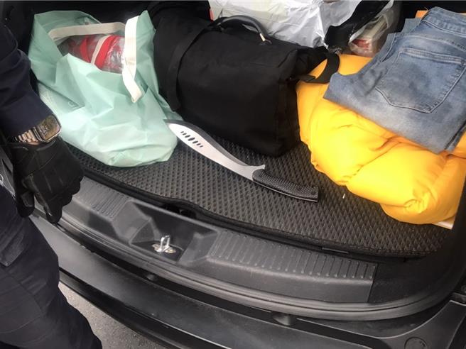 警方在周男车上起获作案的开山刀。（翻摄照片／林郁平台北传真）