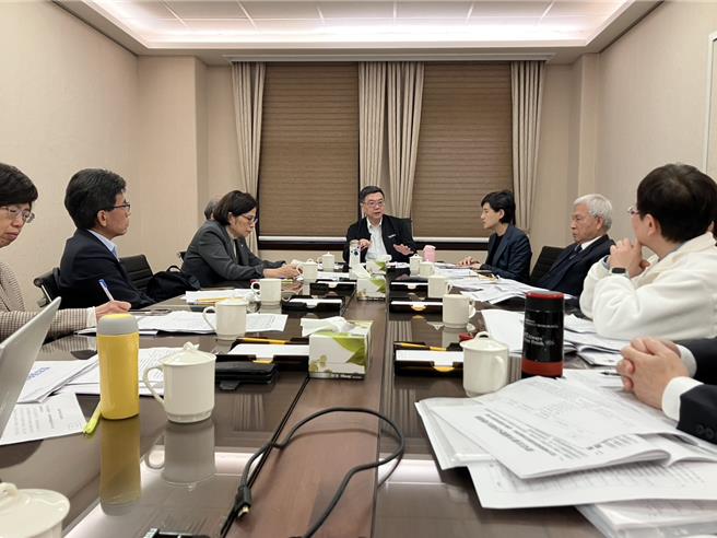 行政院长卓荣泰今再度召开会议，邀集中央银行、金管会及财政部等单位，听取各机关因应金融波动的相关措施报告。（行政院提供／游念育台北传真）