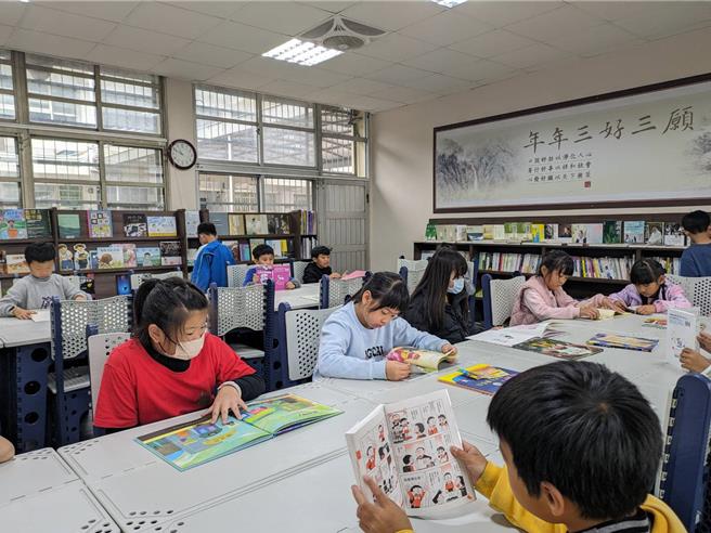 顶新和德文教基金会协助永靖乡永靖国小建置静思阅读书轩，让学生们拥有舒适的图书馆，推动阅读教育。（顶新和德文教基金会提供／叶静美彰化传真）