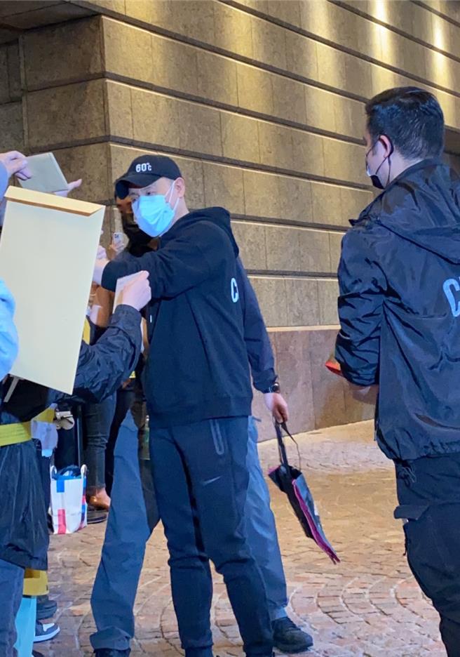 张学友5日下午现身下榻饭店，跟粉丝热情互动。（许雅淳摄）