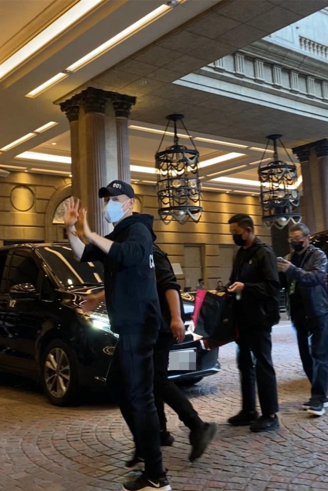 张学友5日下午现身下榻饭店，跟粉丝热情互动。（许雅淳摄）