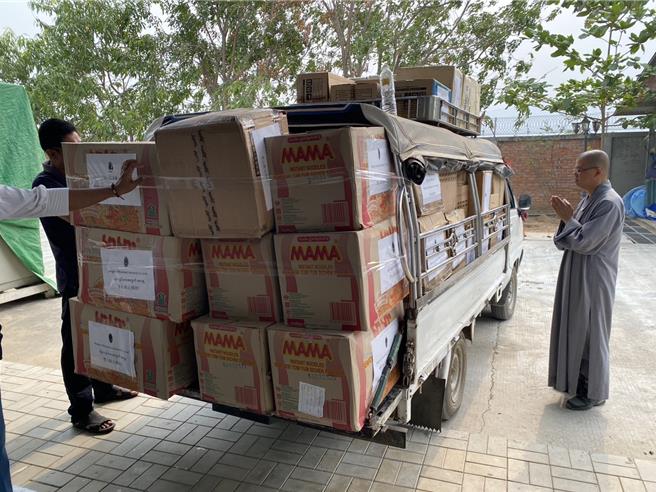 經過14小時的長途跋涉，法鼓山慈善基金會秘書長常惺法師率領的緬甸賑災團連同兩車緊急物資，於4月4日晚間終於抵達災情嚴重的曼德勒，隨即在當地成立救災服務中心。（法鼓山基金會提供／林良齊台北傳真）