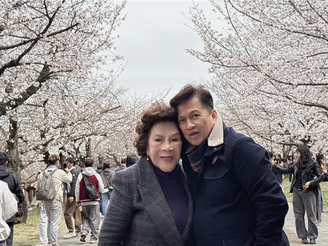 周遊、李朝永去日本賞櫻。(周遊提供)