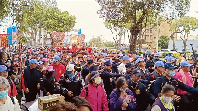 大甲妈祖遶境进香进入彰化，沿途吸引眾多信眾热情参与。（叶静美摄）