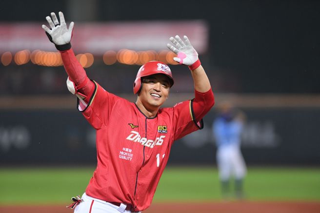 味全龙重炮朱育贤敲出阳春炮，达成生涯千安。（图／味全龙提供）