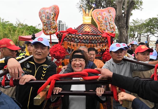 大甲妈祖銮驾在5日傍晚5时许，彰化县长王惠美等人前往大肚桥头接驾。（叶静美摄）