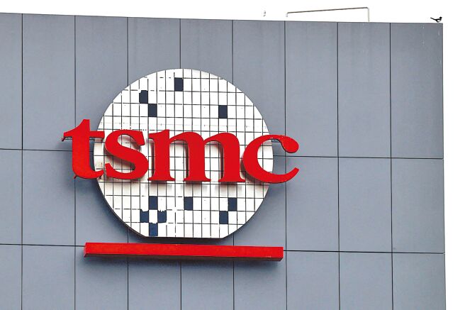 外媒4日报导，台积电与英特尔（Intel）已达初步协议，将成立合资企业共同经营英特尔在美国的晶圆制造厂。图为半导体晶圆代工龙头台积电的标志。（路透）