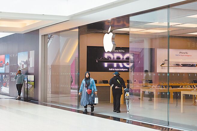 美国总统川普表示，很快会开徵药品、晶片关税。图为美国购物中心里的Apple专卖店。（路透）