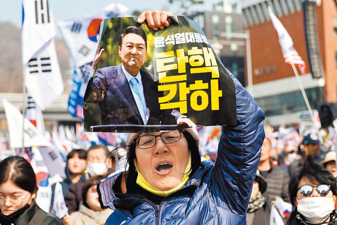 韩国宪法法院4日通过总统尹锡悦弹劾案，图为韩国民眾在街头举标语力挺尹锡悦。（路透）
