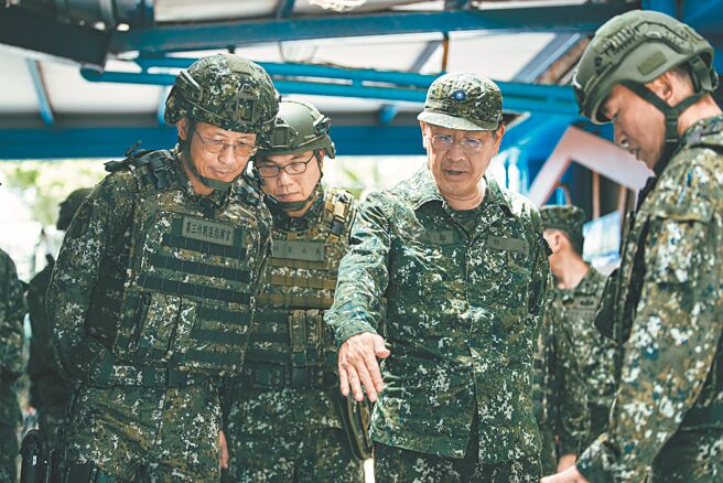國防部長顧立雄希望將無人機操作納入教召訓練。圖為顧立雄（右二）赴桃園地區瞭解教召動員報到暨編成實況。（軍聞社）