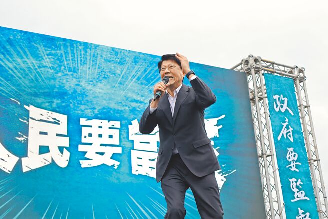大罢免进入第二阶段，民进党国际部4日宣布海外「快捷加签」计画，在野党也严阵以待。图为国民党立委谢龙介现身民眾党全民问政宣讲，认为总统、副总统也该被罢一罢。（本报资料照片）